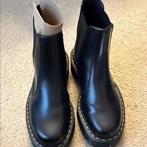 Like new Dr Martens 2976 Smooth Leather Platform Chelsea Boots in women’s size 8